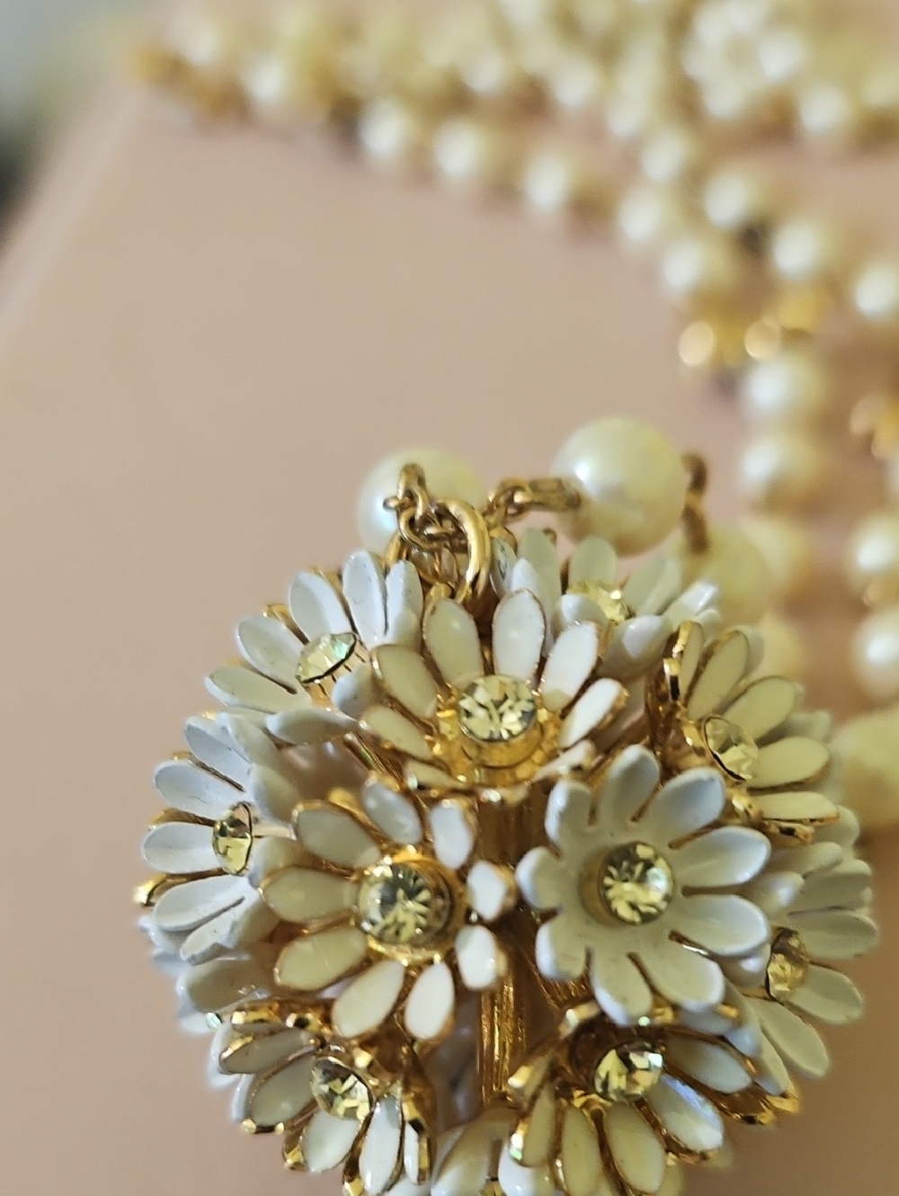 kate spade Gold and Cream Floral Cluster Pendant Necklace. Vintage - Picture 3 of 3